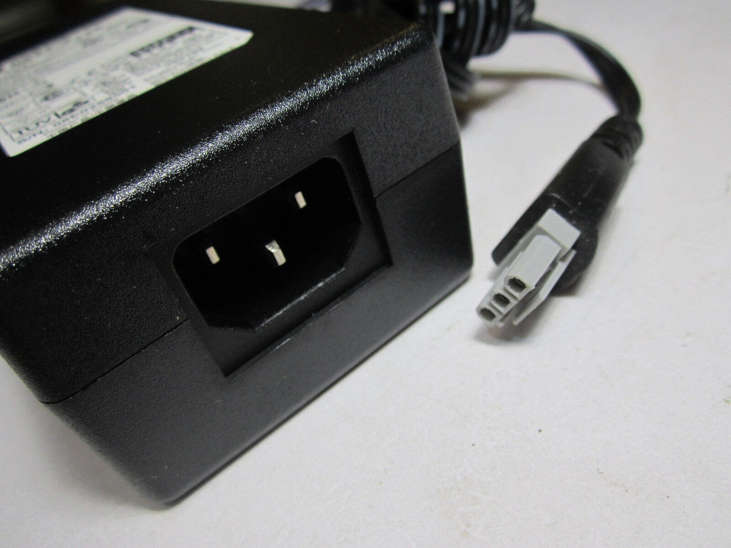 16V/625mA 32V/940mA HP AC Adaptor for 0957-2166, 0957-2146, 0957-2083, 0959-2154