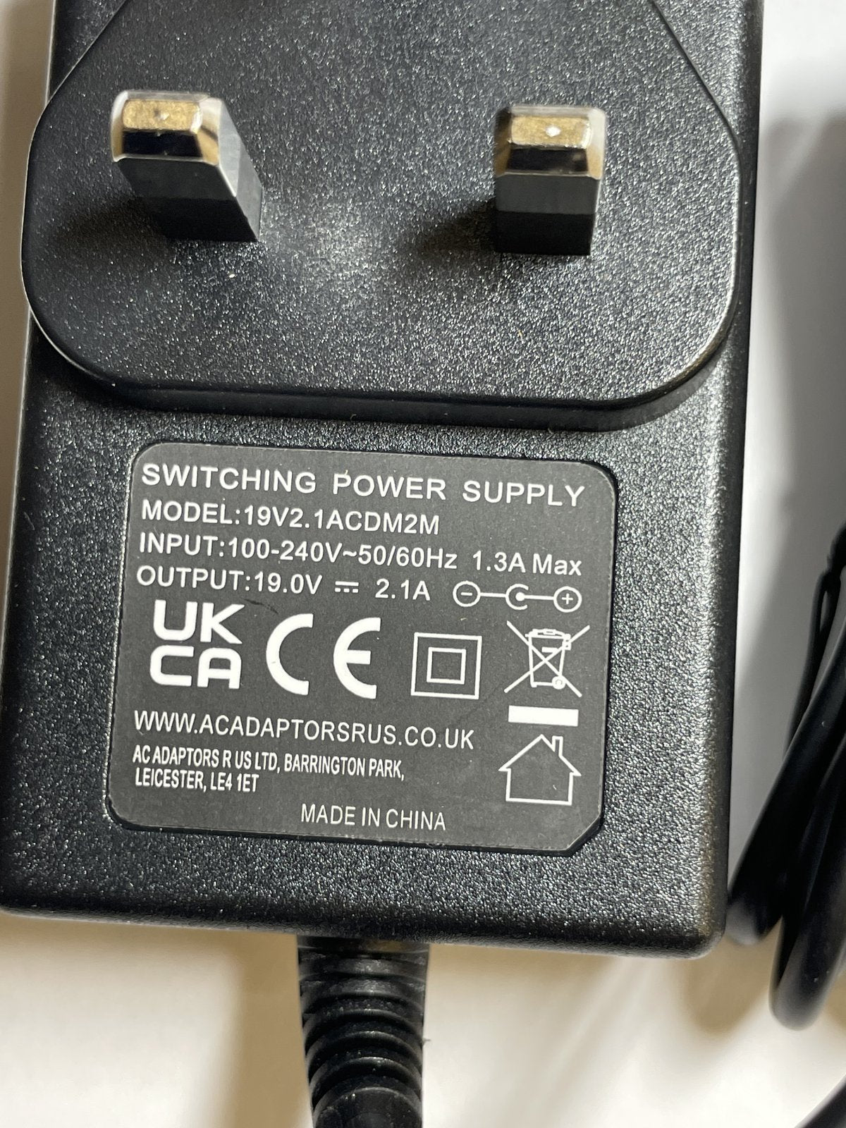 Replacement 19V 2.1A AC-DC Adaptor Power Supply with 4mm x 1.7mm + 3.5mm x 1.35m