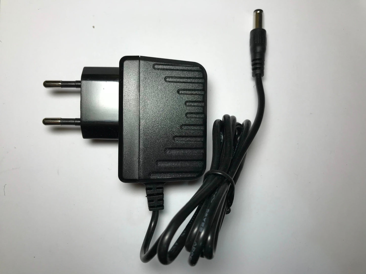 EU Plug Genuine JUKE AC/DC Adapter model JK050200-S04EUA 5V 2000mA 5.5mm x 2.1mm