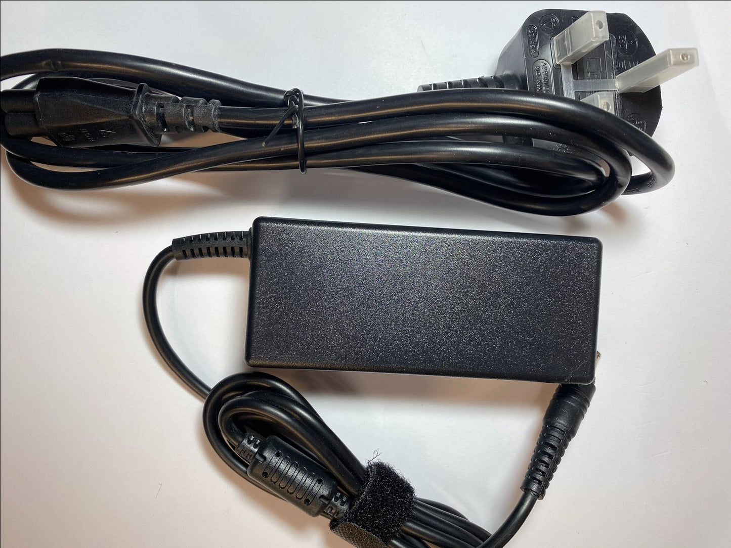 Replacement 19V AC Adaptor Power Supply Charger for Samsung X125, X520 Notebook